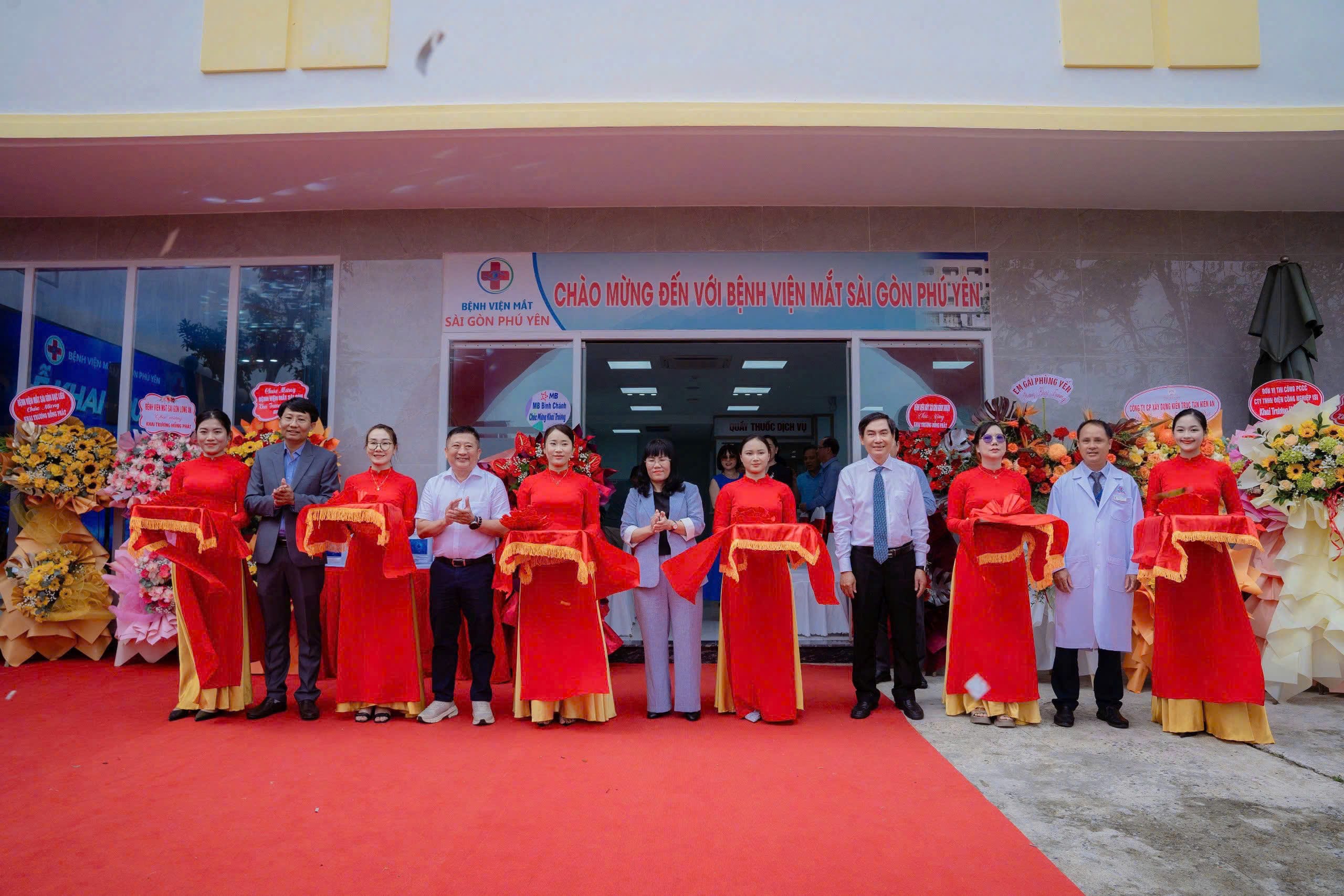 Lễ cắt băng khai trương tại bệnh viện Mắt Sài Gòn Phú Yên